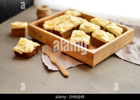 Torta di banana fresca fatta in casa con spazio copia Foto Stock