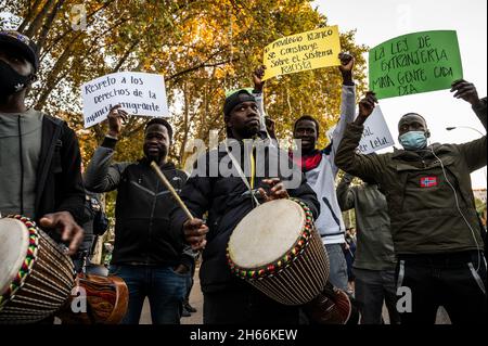 Madrid, Spagna. 13 Nov 2021. La gente si vede protestare durante una manifestazione contro il razzismo. Credit: Marcos del Maio/Alamy Live News Foto Stock