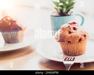 Muffin ai mirtilli a fuoco selettivo in un cestino di muffin ai mirtilli cotti rinfrescanti con illuminazione calda Foto Stock