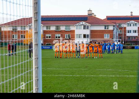 Mark Pye, presidente del Warrington Rylands FC, guida le squadre e i funzionari in campo e mette una corona sul posto centrale dove entrambe le squadre tengono un minuto di silenzio per il giorno della memoria Credit: John Hopkins/Alamy Live News Foto Stock