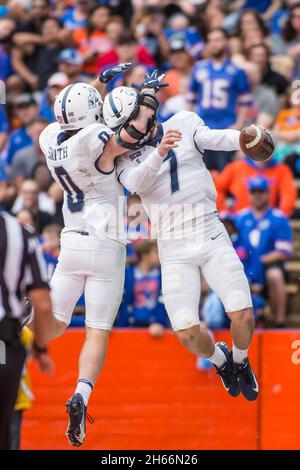 13 novembre 2021: Samford Bulldogs quarterback Liam Welch (7) celebra un touchdown con Samford Bulldogs ampio ricevitore Chandler Smith (0) durante la partita di calcio NCAA tra i Samford Bulldogs e i Florida Gators al ben Hill Griffin Stadium Gainesville, FL. Jonathan Huff/CSM. Foto Stock