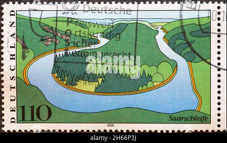 GERMANIA - CIRCA 2000: Un francobollo dalla Germania, che mostra il fiume Saar con il loop Saar Foto Stock