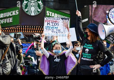 I gruppi attivisti del clima si sono riuniti a Times Square, New York City e hanno marciato presso l’ufficio del Governatore Hochul per chiedere la giustizia climatica a New York City. Foto Stock