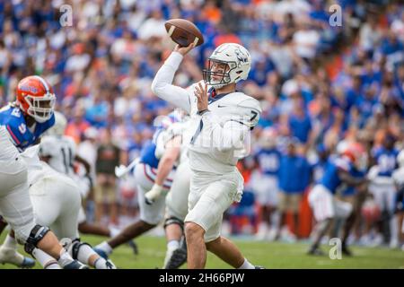 13 novembre 2021: Samford Bulldogs quarterback Liam Welch (7) lancia un compagno di squadra durante la partita di football NCAA tra i Samford Bulldogs e i Florida Gators al ben Hill Griffin Stadium Gainesville, Florida. Jonathan Huff/CSM. Foto Stock