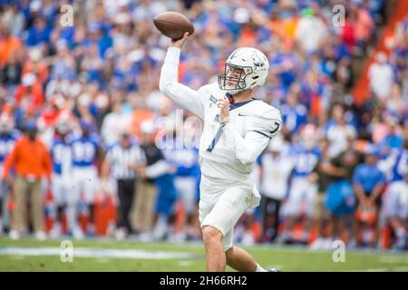 13 novembre 2021: Samford Bulldogs quarterback Liam Welch (7) lancia un compagno di squadra durante la partita di football NCAA tra i Samford Bulldogs e i Florida Gators al ben Hill Griffin Stadium Gainesville, Florida. Jonathan Huff/CSM. Foto Stock