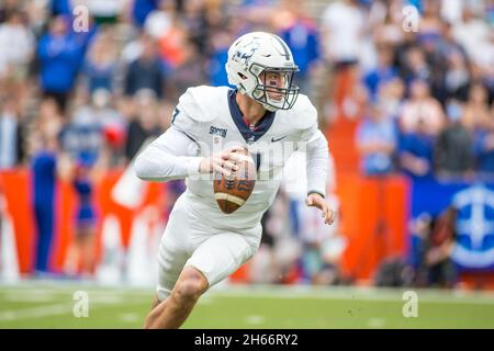 13 novembre 2021: Samford Bulldogs quarterback Liam Welch (7) cerca un compagno di squadra aperto durante la partita di football NCAA tra i Samford Bulldogs e i Florida Gators al ben Hill Griffin Stadium Gainesville, Florida. Jonathan Huff/CSM. Foto Stock