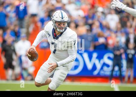 13 novembre 2021: Samford Bulldogs quarterback Liam Welch (7) lavora in tasca durante la partita di football NCAA tra i Samford Bulldogs e i Florida Gators al ben Hill Griffin Stadium Gainesville, FL. Jonathan Huff/CSM. Foto Stock