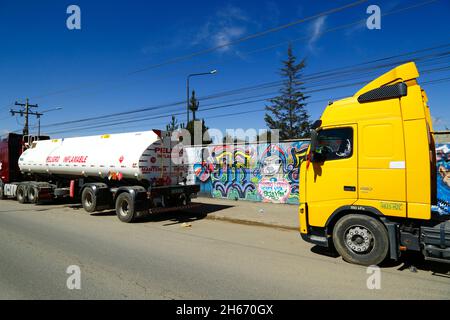 Senkata, El Alto, Bolivia. 13th novembre 2021. I camion con serbatoio carburante si accoppiano all'esterno dell'impianto di alimentazione Senkata in Av 6 de Marzo / Camino Oruro a El Alto. Yacimientos Petrolíferos Fiscales Bolivianos (YPFB, società petrolifera/idrocarburi di proprietà statale della Bolivia) ha una grande raffineria e un grande impianto di stoccaggio qui: È anche il centro di distribuzione per la Paz, El Alto e l'area circostante. Foto Stock