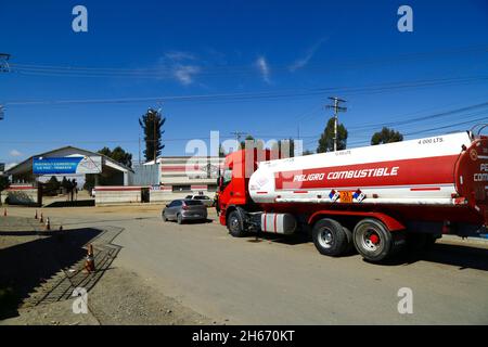 Senkata, El Alto, Bolivia. 13th novembre 2021. Un autocarro con serbatoio carburante con 'carburante' in spagnolo dipinto sul lato del serbatoio attende all'esterno della Centrale carburante Senkata in Av 6 de Marzo / Camino Oruro in El Alto. Yacimientos Petrolíferos Fiscales Bolivianos (YPFB, società petrolifera/idrocarburi di proprietà statale della Bolivia) ha una grande raffineria e un grande impianto di stoccaggio qui: È anche il centro di distribuzione per la Paz, El Alto e l'area circostante. Foto Stock