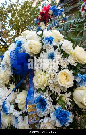 Le corone commemorative sono state posate alla base del flagpole al Madison Square Park, NYC, USA 2021 Foto Stock