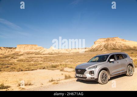 , Hyundai Santa Fe nelle Bardenas Reales un parco naturale del deserto semi arido UNESCO spagnolo con un paesaggio lunare di 42,500 hectares.in Navarra Foto Stock