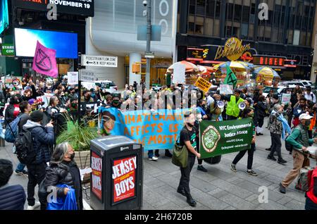 New York, Stati Uniti. 13 Nov 2021. I gruppi attivisti del clima si sono riuniti a Times Square, New York City e hanno marciato nell'ufficio del Governatore Hochul per chiedere la giustizia del clima a New York il 13 novembre 2021. (Foto di Ryan Rahman/Pacific Press) Credit: Pacific Press Media Production Corp./Alamy Live News Foto Stock