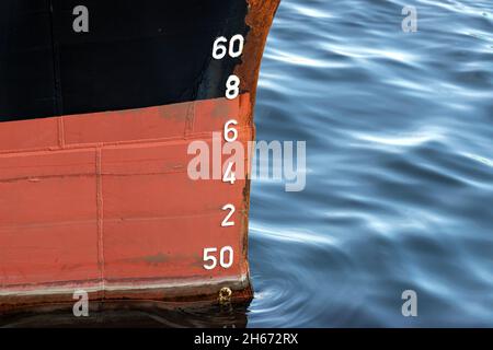 contrassegni di sformo metrici sulla prua di una nave Foto Stock