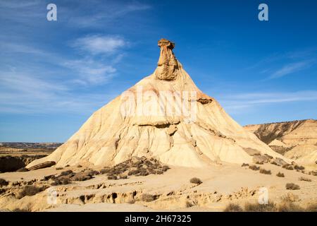 , la formazione rocciosa di Castidetierra nel parco naturale di Bardenas Reales un deserto semi arido dell'UNESCO spagnolo con un paesaggio lunare in .Navarra Spagna Foto Stock
