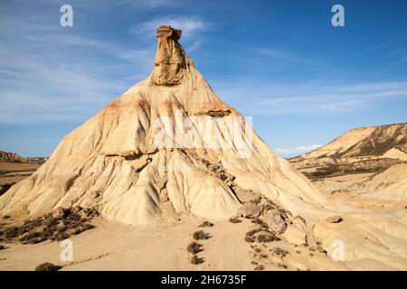 , la formazione rocciosa di Castidetierra nel parco naturale di Bardenas Reales un deserto semi arido dell'UNESCO spagnolo con un paesaggio lunare in .Navarra Spagna Foto Stock