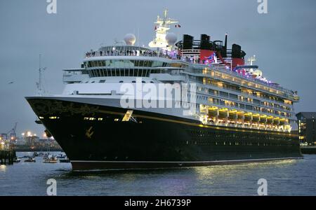 AJAXNETPHOTO. SETTEMBRE, 2021. PORTO DI TYNE, INGHILTERRA. - USCITA - DISNEY MAGIC CRUISE LINER ESCE DAL TYNE AL TWILIGHT.PHOTO:TONY HOLLAND/AJAX REF:DH210809 9260 Foto Stock