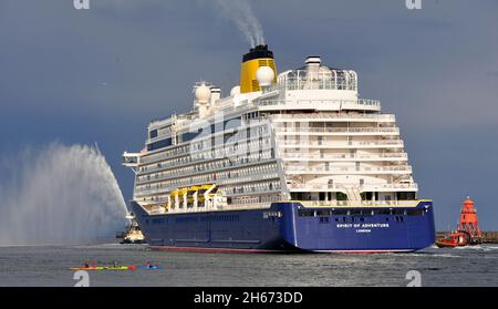 AJAXNETPHOTO. AGOSTO, 2021. SCUDI DEL NORD, INGHILTERRA. - VERSO L'ESTERNO- LA SAGA LINEA DI CROCIERA SPIRITO DI AVVENTURA VERSO L'ESTERNO LEGATO DAL FIUME TYNE DURANTE IL SUO PRIMO VIAGGIO / GIRO CROCIERA GB. UN TRIO DI KAYAK GUARDA LA PARTENZA DELLA NAVE (CENTRO A SINISTRA).PHOTO:TONY HOLLAND/AJAX REF:DH212807 39130 Foto Stock