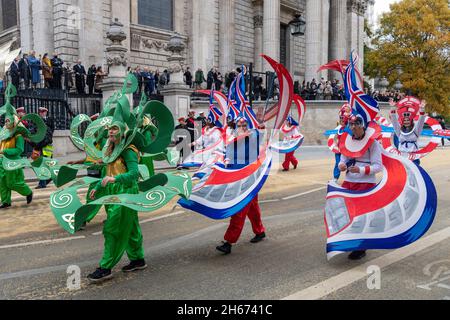 13/11/2021. Londra, Regno Unito. I partecipanti prendono parte all'annuale 693° Lord Mayors Show nella città di Londra. Lo spettacolo risale ai primi del XIII secolo, quando il re Giovanni permise alla City di Londra di nominare il proprio sindaco. Ha insistito che ogni sindaco appena eletto dovesse venire a Westminster e giurare la fedeltà alla Corona, e il sindaco di Londra sta facendo quel viaggio per oltre 800 anni. Foto di Ray Tang. Foto Stock