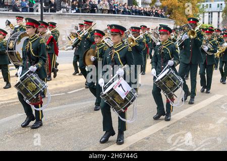 13/11/2021. Londra, Regno Unito. I partecipanti prendono parte all'annuale 693° Lord Mayors Show nella città di Londra. Lo spettacolo risale ai primi del XIII secolo, quando il re Giovanni permise alla City di Londra di nominare il proprio sindaco. Ha insistito che ogni sindaco appena eletto dovesse venire a Westminster e giurare la fedeltà alla Corona, e il sindaco di Londra sta facendo quel viaggio per oltre 800 anni. Foto di Ray Tang. Foto Stock