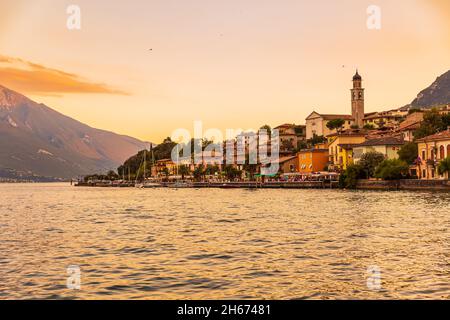 Limone sul Garda village al lago, durante un tramonto d'estate. Meta turistica apprezzata. Foto Stock