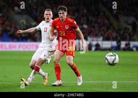 Nikolay Zolotov in Bielorussia (a sinistra) e Daniel James (a destra) in Galles combattono per la palla durante la partita di qualificazione della Coppa del mondo FIFA al Cardiff City Stadium di Cardiff. Data foto: Sabato 13 novembre 2021. Foto Stock