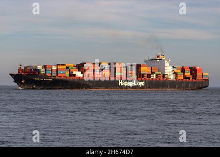 Hapag-Lloyd nave container TSINGTAO EXPRESS sul fiume Elba Foto Stock