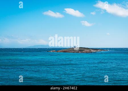 Mar Egeo greco con una piccola isola e cappella ortodossa. Bella destinazione panoramica di viaggio in Sud Europa. Foto Stock