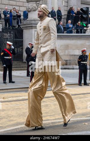 13/11/2021. Londra, Regno Unito. I partecipanti prendono parte all'annuale 693° Lord Mayors Show nella città di Londra. Lo spettacolo risale ai primi del XIII secolo, quando il re Giovanni permise alla City di Londra di nominare il proprio sindaco. Ha insistito che ogni sindaco appena eletto dovesse venire a Westminster e giurare la fedeltà alla Corona, e il sindaco di Londra sta facendo quel viaggio per oltre 800 anni. Foto di Ray Tang. Foto Stock