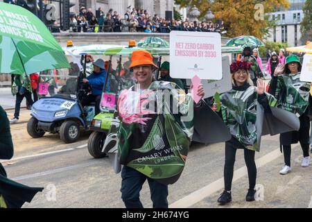 13/11/2021. Londra, Regno Unito. I partecipanti prendono parte all'annuale 693° Lord Mayors Show nella città di Londra. Lo spettacolo risale ai primi del XIII secolo, quando il re Giovanni permise alla City di Londra di nominare il proprio sindaco. Ha insistito che ogni sindaco appena eletto dovesse venire a Westminster e giurare la fedeltà alla Corona, e il sindaco di Londra sta facendo quel viaggio per oltre 800 anni. Foto di Ray Tang. Foto Stock