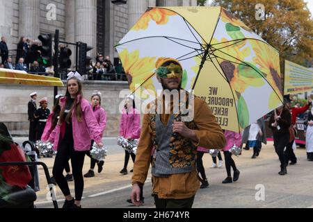 13/11/2021. Londra, Regno Unito. I partecipanti prendono parte all'annuale 693° Lord Mayors Show nella città di Londra. Lo spettacolo risale ai primi del XIII secolo, quando il re Giovanni permise alla City di Londra di nominare il proprio sindaco. Ha insistito che ogni sindaco appena eletto dovesse venire a Westminster e giurare la fedeltà alla Corona, e il sindaco di Londra sta facendo quel viaggio per oltre 800 anni. Foto di Ray Tang. Foto Stock