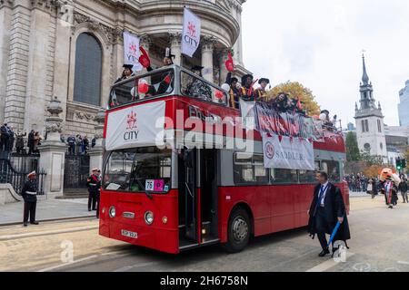 13/11/2021. Londra, Regno Unito. I partecipanti prendono parte all'annuale 693° Lord Mayors Show nella città di Londra. Lo spettacolo risale ai primi del XIII secolo, quando il re Giovanni permise alla City di Londra di nominare il proprio sindaco. Ha insistito che ogni sindaco appena eletto dovesse venire a Westminster e giurare la fedeltà alla Corona, e il sindaco di Londra sta facendo quel viaggio per oltre 800 anni. Foto di Ray Tang. Foto Stock