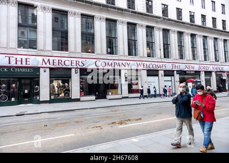 Una bandiera appesa attraverso un edificio che dice 'The Mercers' Company dà il benvenuto al nuovo Signore Sindaco.' visto durante la sfilata. Il Lord Mayor's Show risale ai primi del XIII secolo, quando il Re Giovanni permise alla City di Londra di nominare il proprio Sindaco. Ogni anno, il sindaco appena eletto visita la città in una carrozza d'oro per giurare la fedeltà alla Corona. Quest'anno, Alderman Vincent Keaveny è stato eletto come il 693a Signore Sindaco della città di Londra. La sfilata continuò dal Tempio e marciò di nuovo verso la Mansion House attraverso St. Paul's. Foto Stock