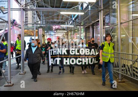 New York, New York, Stati Uniti. 13 Nov 2021. I gruppi attivisti del clima si sono riuniti a Times Square, New York City e hanno marciato nell'ufficio del Governatore Hochul per chiedere la giustizia del clima a New York il 13 novembre 2021. (Credit Image: © Ryan Rahman/Pacific Press via ZUMA Press Wire) Foto Stock