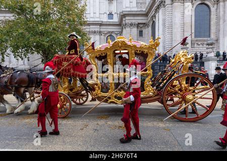 13/11/2021. Londra, Regno Unito. Il Lord Mayors Golden Coach partecipa all'annuale 693° Lord Mayors Show nella città di Londra. Lo spettacolo risale ai primi del XIII secolo, quando il re Giovanni permise alla City di Londra di nominare il proprio sindaco. Ha insistito che ogni sindaco appena eletto dovesse venire a Westminster e giurare la fedeltà alla Corona, e il sindaco di Londra sta facendo quel viaggio per oltre 800 anni. Foto di Ray Tang. Foto Stock
