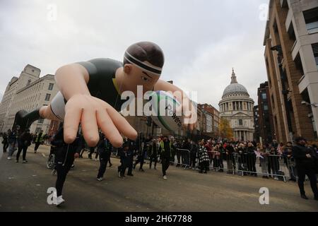 Londra, Inghilterra, Regno Unito. 13 Nov 2021. La Parata passa accanto alla Cattedrale di St Paul durante lo spettacolo del Signore Sindaco nella Città di Londra. (Credit Image: © Tayfun Salci/ZUMA Press Wire) Foto Stock