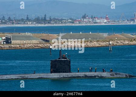 San Diego, Stati Uniti. 19 aprile 2021. Il sottomarino USS Hampton della Marina militare statunitense di classe Los Angeles parte dalla base navale Port Loma il 19 aprile 2021 a San Diego, California. Credit: MC2 Thomas Gooley/U.S. Navy/Alamy Live News Foto Stock