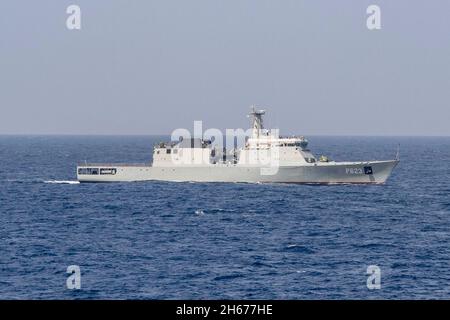 Oceano Indiano, Sri Lanka. 26 giugno 2021. La marina dello Sri Lanka Saryu Classe avanzata Offshore Patrol nave SLNS Sayurala durante la cooperazione a galla preparazione e formazione 26 giugno 2021 nell'Oceano Indiano. Credit: MC3 Adam Butler/U.S. Navy/Alamy Live News Foto Stock