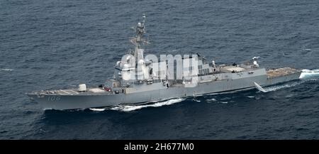 Baia di Bengala, India. 12 Ottobre 2021. Il cacciatorpediniere missilistico guidato della classe Arleigh Burke della Marina degli Stati Uniti USS Stockdale durante un esercizio di fuoco vivo come parte di MALABAR 2021 ottobre 12, 2021 nella baia di Bengala, India. Credit: MC2 Josiah Kunkle/U.S. Navy/Alamy Live News Foto Stock