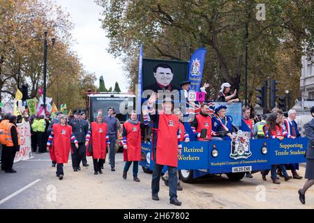 I membri della Worshipful Company of Framework Knitters visti durante la sfilata. Il Lord Mayor's Show risale agli inizi del XIII secolo, quando il re John ha permesso alla City di Londra di nominare il proprio sindaco. Ogni anno, il sindaco appena eletto visita la città in una carrozza d'oro per giurare la fedeltà alla Corona. Quest'anno, Alderman Vincent Keaveny è stato eletto come il 693a Signore Sindaco della città di Londra. La sfilata continuò dal Tempio e marciò di nuovo verso la Mansion House attraverso St. Paul's. (Foto di Belinda Jiao/SOPA Images/Sipa USA) Foto Stock