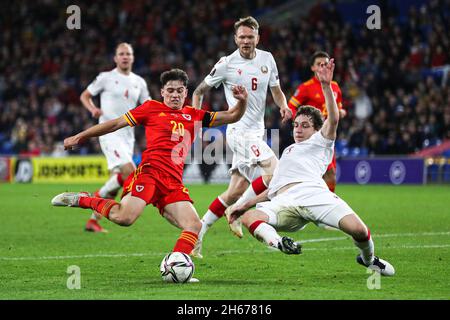 Daniel James del Galles (a sinistra) e Shvetsov (a destra) combattono per la palla durante la partita di qualificazione della Coppa del mondo FIFA allo Stadio cittadino di Cardiff. Data foto: Sabato 13 novembre 2021. Foto Stock