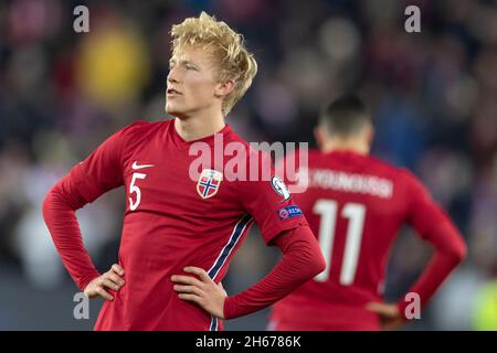 Oslo, Norvegia 13 novembre 2021 Birger Meling of Norway si vede sconcertato durante la Coppa del mondo FIFA European football qualification Group G Norway vs Latvia all'Ullevaal Stadion di Oslo, Norvegia. Credit: Nigel Waldron/Alamy Live News Foto Stock