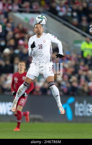 Oslo, Norvegia 13 novembre 2021 Igors Tarasov di Lettonia controlla la palla durante la Coppa del mondo FIFA European football qualification Group G Norvegia vs Lettonia all'Ullevaal Stadion di Oslo, Norvegia. Credit: Nigel Waldron/Alamy Live News Foto Stock