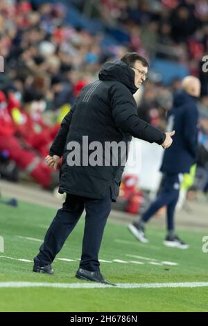 Oslo, Norvegia 13 novembre 2021 il manager Dainis Kazakevics della Lettonia grida istruzioni ai suoi giocatori durante la Coppa del mondo FIFA European football qualification Group G Norway vs Latvia all'Ullevaal Stadion di Oslo, Norvegia. Credit: Nigel Waldron/Alamy Live News Foto Stock