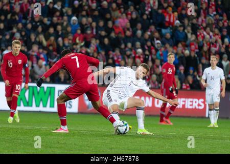 Oslo, Norvegia 13 novembre 2021 Kaspars Dubra di Lettonia batte con Joshua King di Norvegia durante la Coppa del mondo FIFA European football qualification Group G Norvegia vs Lettonia all'Ullevaal Stadion di Oslo, Norvegia. Credit: Nigel Waldron/Alamy Live News Foto Stock