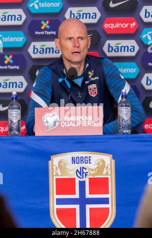 Oslo, Norvegia 13 novembre 2021 stale Solbakken di Norvegia parla durante la conferenza stampa dopo la partita FIFA World Cup European football qualification Group G Norway vs Latvia all'Ullevaal Stadion di Oslo, Norvegia. Credit: Nigel Waldron/Alamy Live News Foto Stock