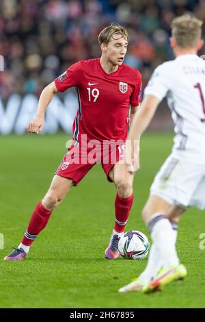 Oslo, Norvegia 13 novembre 2021 Kristian Thorstvedt di Norvegia tiene il possesso della palla durante la Coppa del mondo FIFA European football qualification Group G Norvegia vs Lettonia all'Ullevaal Stadion di Oslo, Norvegia. Credit: Nigel Waldron/Alamy Live News Foto Stock