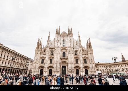 Facciata del Duomo in piazza Duomo. Italia, Milano Foto Stock