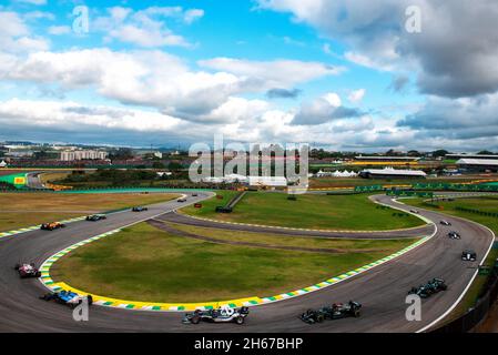 San Paolo, Brasile. 13 Nov 2021. Yuki Tsunoda (JPN) AlphaTauri AT02 guida Lewis Hamilton (GBR) Mercedes AMG F1 W12 durante Sprint. Gran Premio del Brasile, sabato 13 novembre 2021. San Paolo, Brasile. Credit: James Moy/Alamy Live News Foto Stock