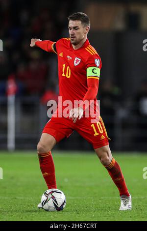 Aaron Ramsey del Galles in azione durante la partita di qualificazione della Coppa del mondo FIFA al Cardiff City Stadium. Data foto: Sabato 13 novembre 2021. Foto Stock