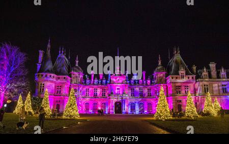 Waddesdon, Buckinghamshire, 13 novembre 2021 Natale a Waddesdon è nel suo 19 ° anno oltre 100,000 fata luci sono stati utilizzati per decorare. Il premiato spettacolo natalizio a Waddesdon, la Rothschild House & Gardens nel Buckinghamshire, mette in evidenza una mostra luminosa proiettata sulla facciata del Maniero, Paul Quezada-Neiman/Alamy Live News Foto Stock